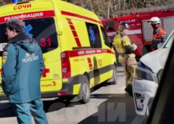 В Сочи водителя малолитражки зажало в авто после столкновения с Subaru