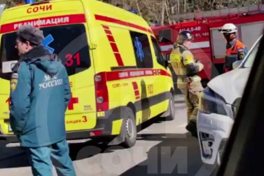 В Сочи водителя малолитражки зажало в авто после столкновения с Subaru