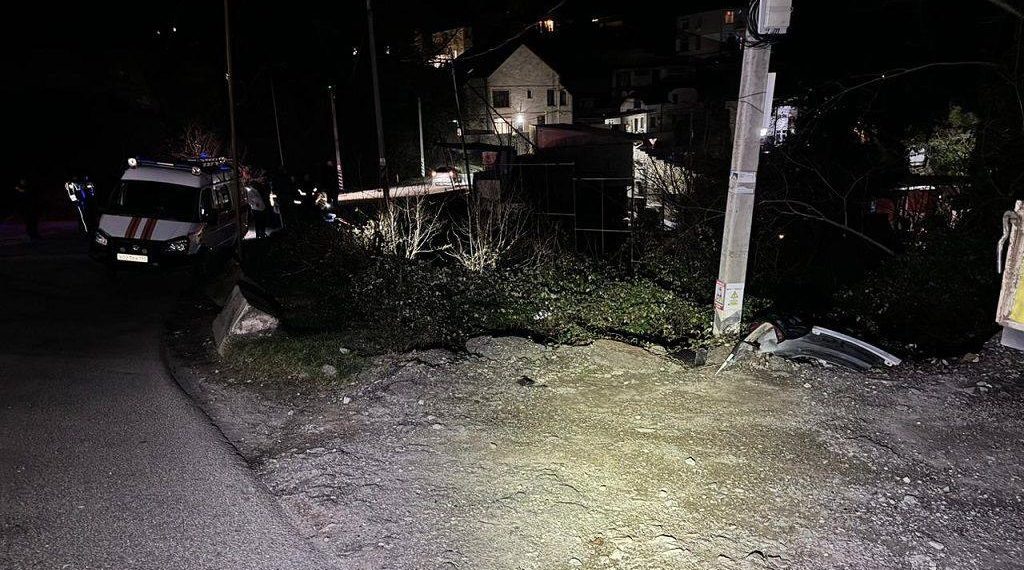 В ДТП с опрокинувшимся Hyundai в Сочи погиб 41-летний водитель