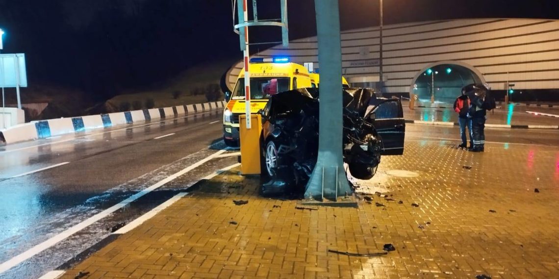 В Сочи Mercedes врезался в опору табло: погиб пассажир