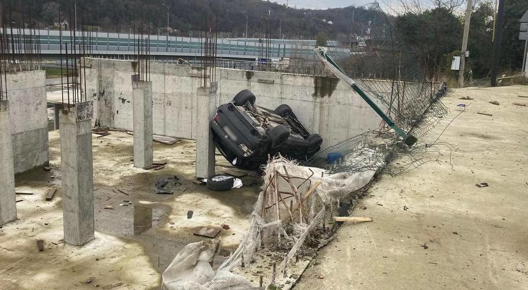 В Сочи женщина на BMW опрокинулась в котлован и попала в больницу