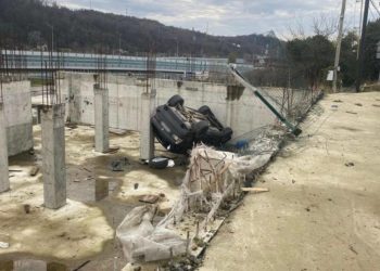 В Сочи женщина на BMW опрокинулась в котлован и попала в больницу