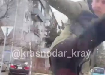 В Краснодаре неадекватный мужчина напал на легковушку
