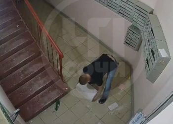 В Сочи мужчина выбил пеноблоком окно, чтобы выбраться из подъезда