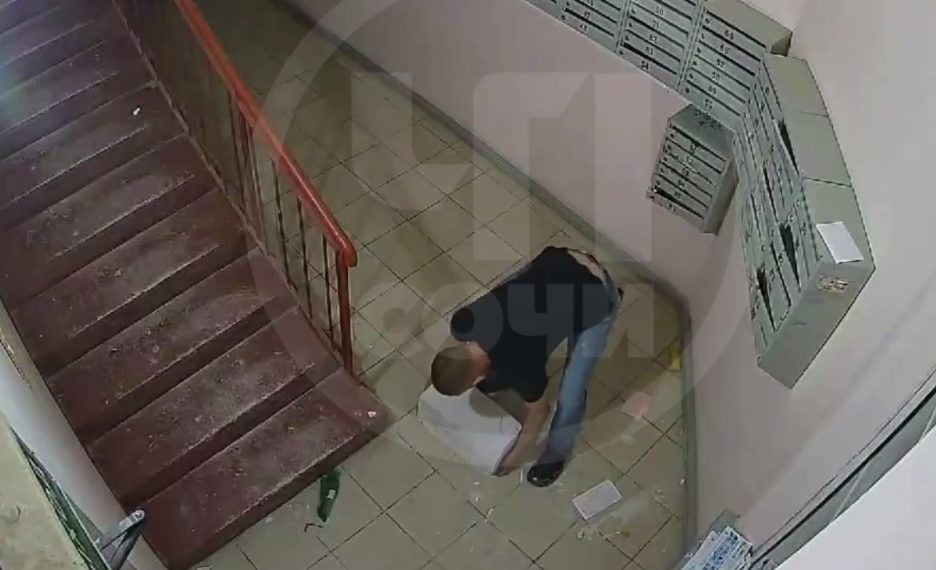 В Сочи мужчина выбил пеноблоком окно, чтобы выбраться из подъезда