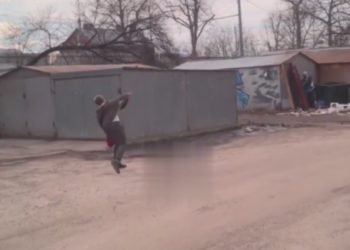 В Краснодаре подростки закидали пенсионера камнями