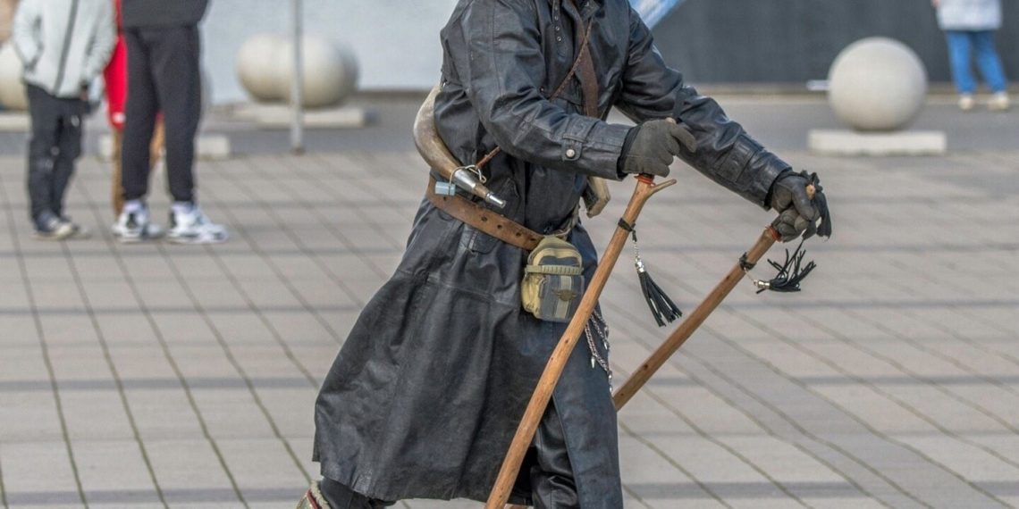 «Стою на асфальте в лыжи обутый». В Новороссийске засняли деда-стимпанка