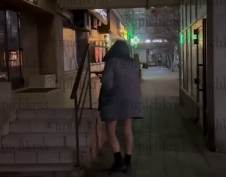 На Кубани ночью женщина с камерой бегала за мужчиной без трусов