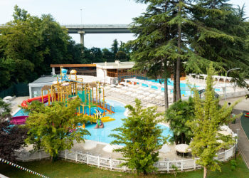 Вместо номера с видом на море россиянка за 560 тысяч в Сочи получила ж/д дорогу