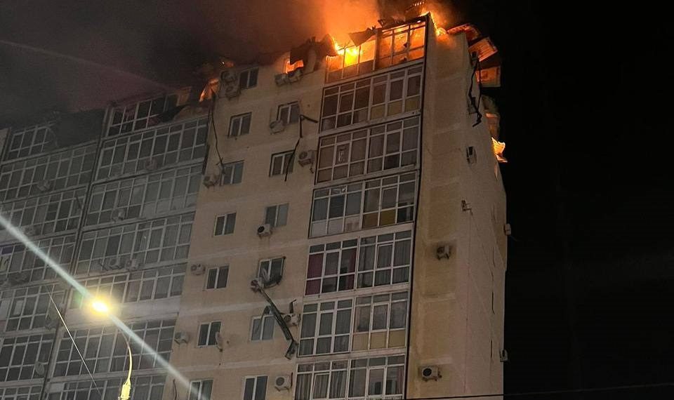 В Анапе потушили крупный пожар с пострадавшим