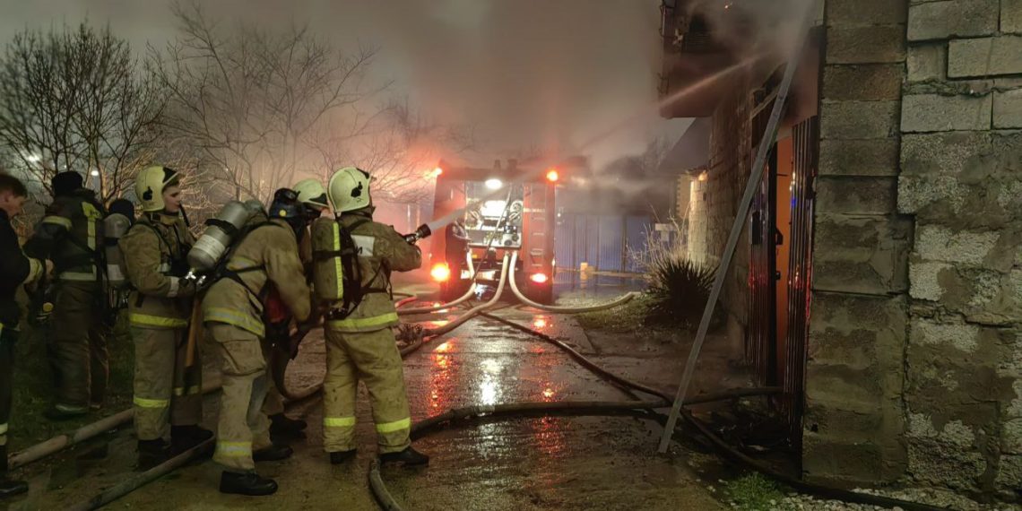 На пожаре в Новороссийске спасли собаку