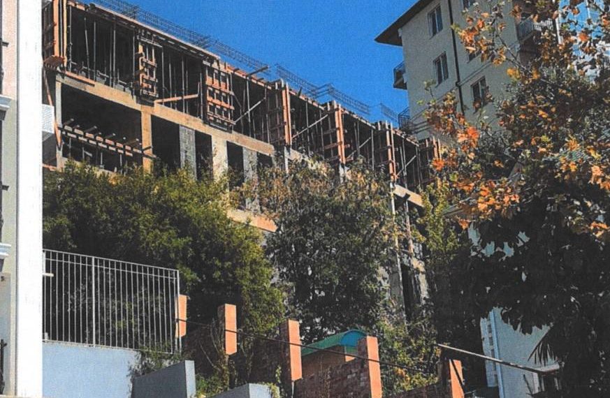 В Сочи полным ходом продают квартиры в трёхэтажном доме-самострое под снос