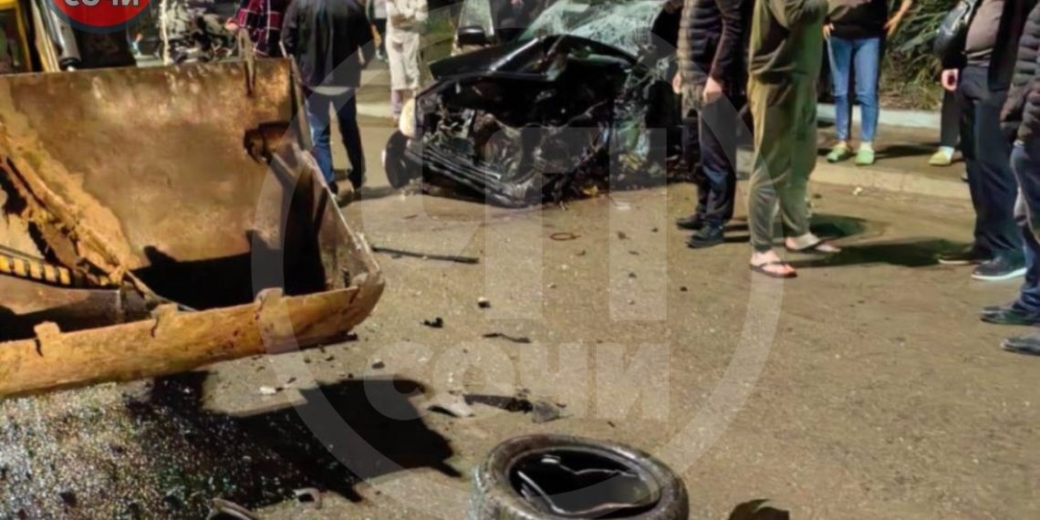 «Землеройка победила»: в Сочи иномарка жёстко таранила экскаватор