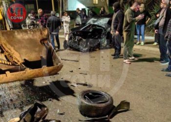 «Землеройка победила»: в Сочи иномарка жёстко таранила экскаватор