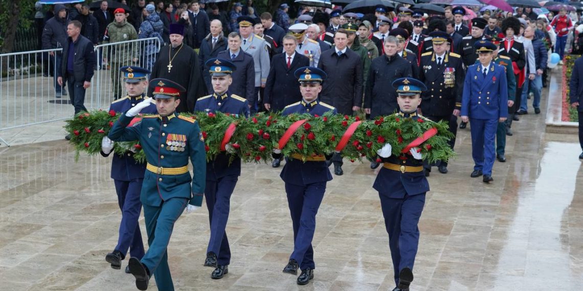 В Сочи возложили цветы к мемориалу «Подвиг во имя жизни»