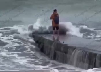 В Сочи мужчину смыло с пирса в море