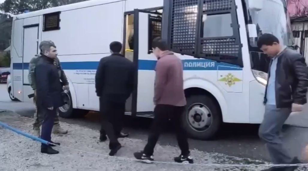 В Сочи в ходе рейдов доставили в полицию 400 иностранцев