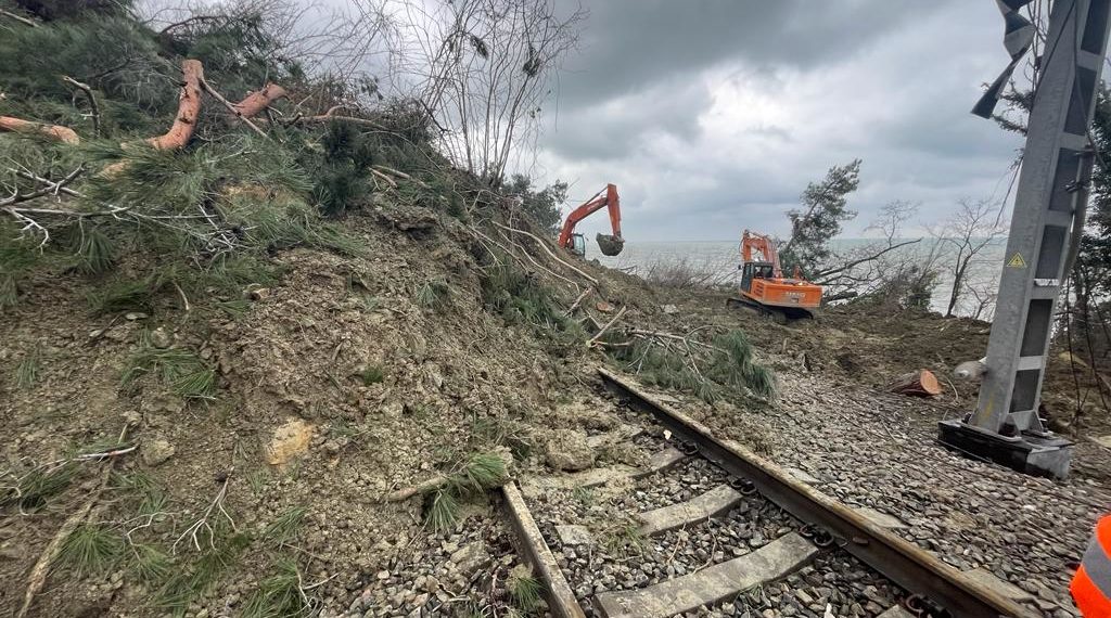 В Сочи продолжают расчищать железную дорогу после схода селя