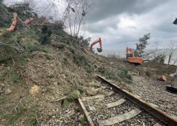 В Сочи продолжают расчищать железную дорогу после схода селя