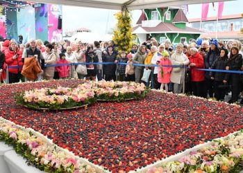 В Сочи женщинам подарили самый большой в России торт 8 марта