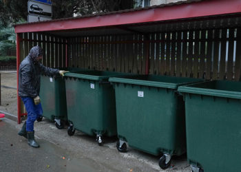 В Сочи начали расставлять новые контейнеров для мусора