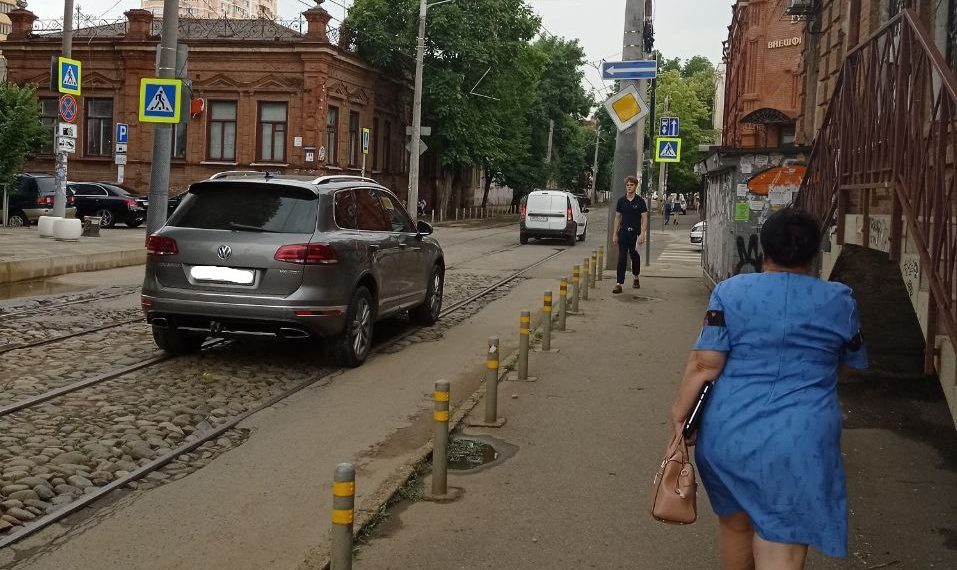 «Ты мужчина или кто?» В Краснодаре раскритиковали парня с накладными ногтями