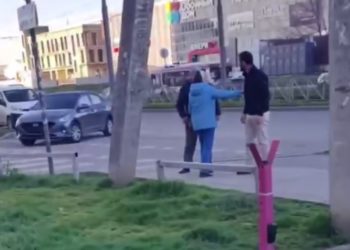 В Краснодаре водитель чуть не сбил пожилую пару и начал махать ногами