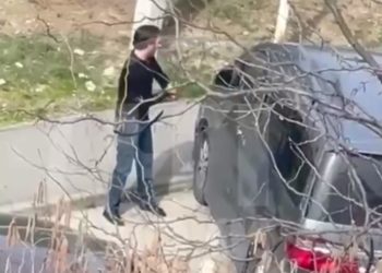 В Сочи мужчина матерился и крушил машины палкой