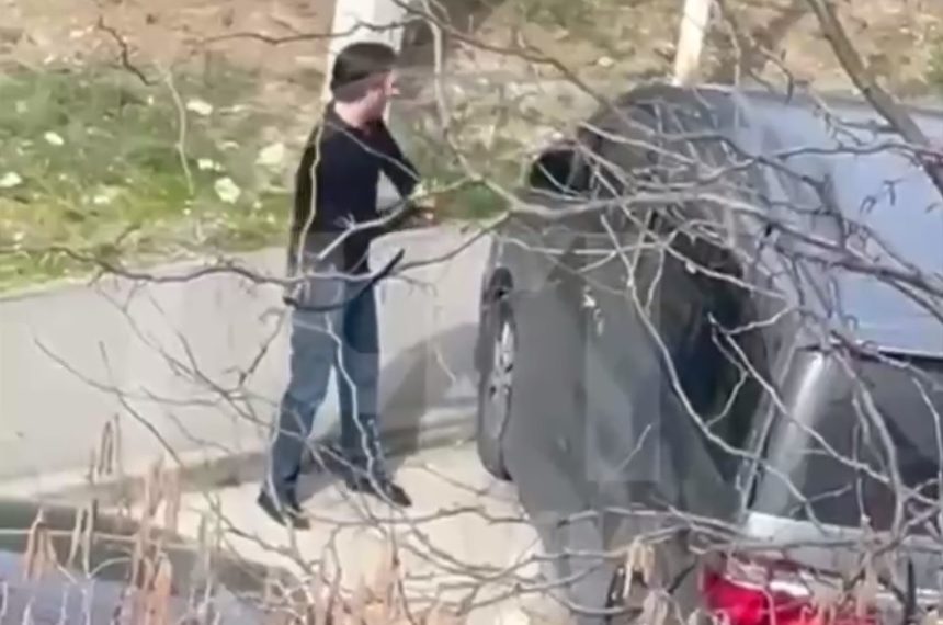 В Сочи мужчина матерился и крушил машины палкой