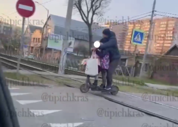 «Папа Каренин» с двумя детьми на трамвайных путях был замечен в Краснодаре