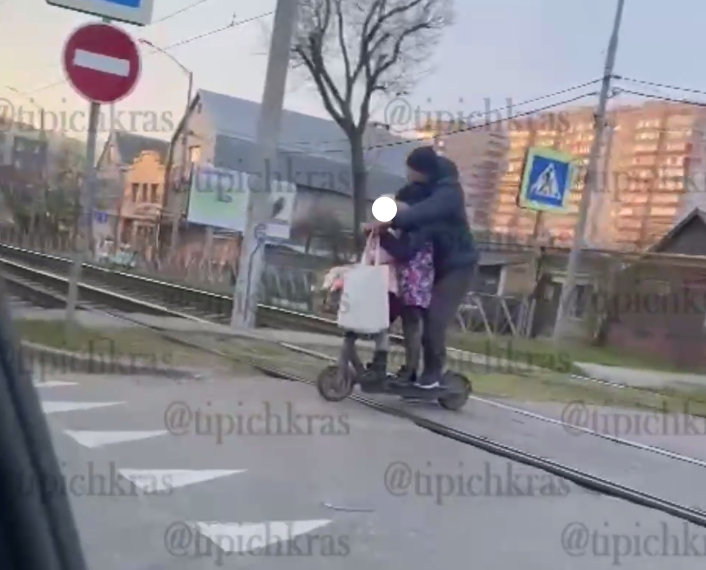 «Папа Каренин» с двумя детьми на трамвайных путях был замечен в Краснодаре