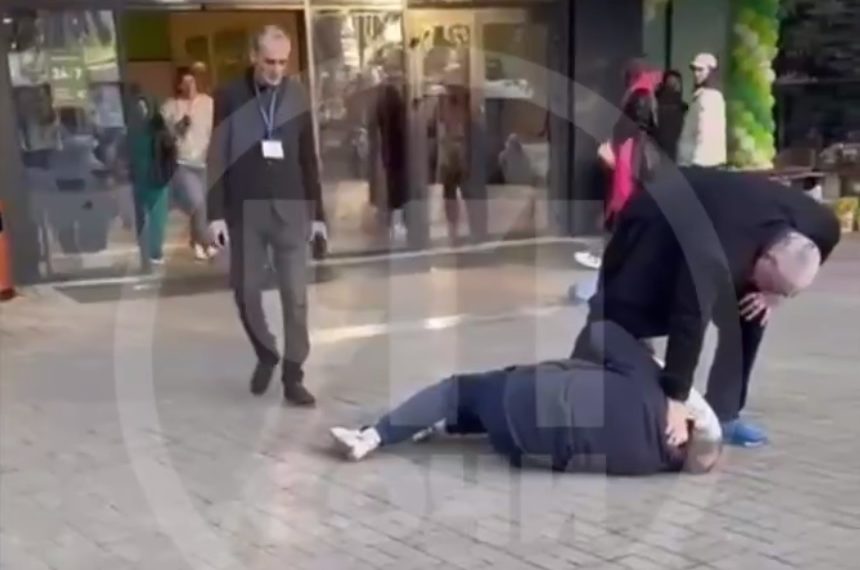 В Сочи охранник повалил на землю толкнувшего его покупателя