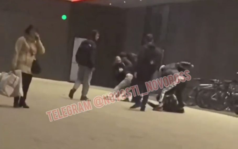 В Новороссийске пятеро парней избили двоих