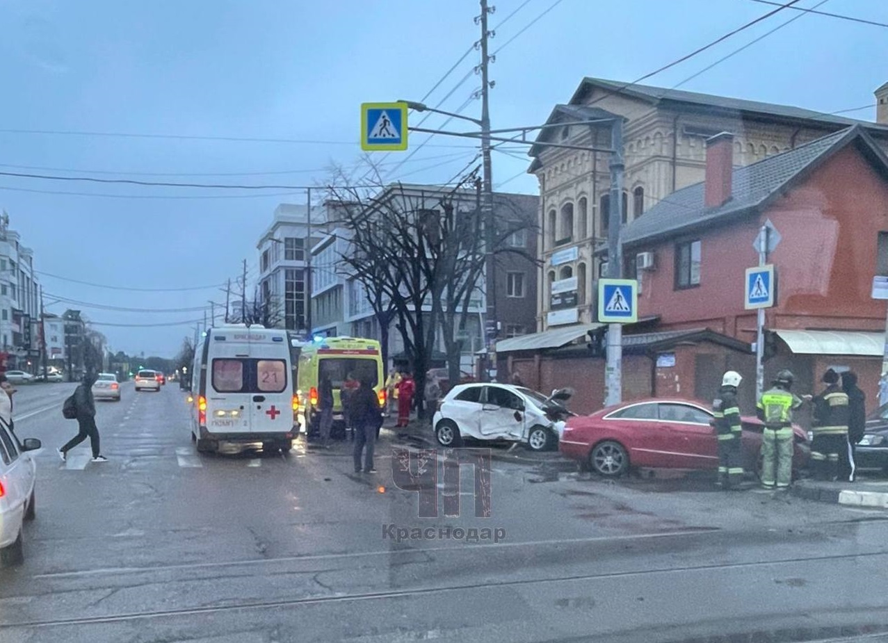 В Краснодаре столкнулись две легковушки: есть пострадавшие | 08.03.2024 |  Сочи - БезФормата