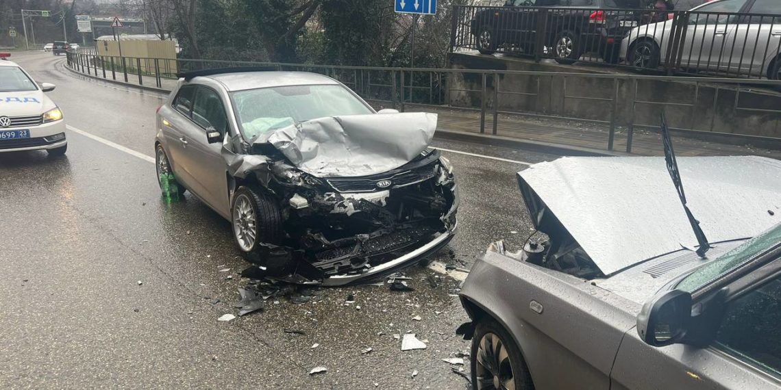 На трассе Джубга – Сочи водитель «Волги» погиб после столкновения с Kia