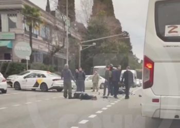 В Сочи таксист сбил человека на мопеде