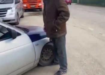 В Краснодаре водитель наехал на ногу мужчине и угрожал женщине