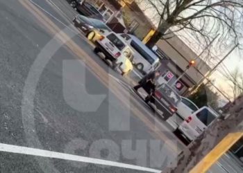 В Сочи водитель «семерки» подрезал минивэн и устроил драку