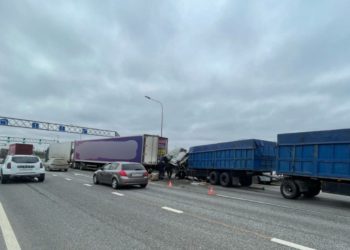 В ДТП с тремя грузовиками на Кубани пострадал водитель КамАЗа