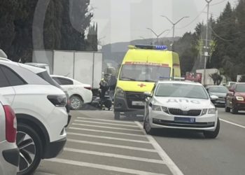 В Сочи арендованный Renault сбил человека на скутере