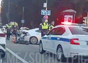 В Сочи парень на самокате врезался в авто и сам же пострадал