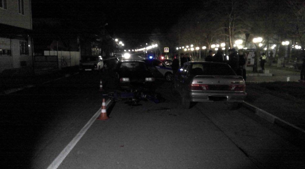 На Кубани 14-летний мотоциклист врезался в два авто и попал в больницу