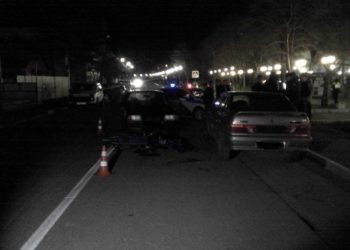 На Кубани 14-летний мотоциклист врезался в два авто и попал в больницу