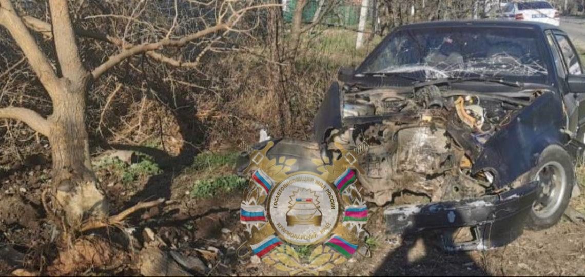 В ДТП со врезавшейся в дерево «Ладой» на Кубани пострадали парень и девушка