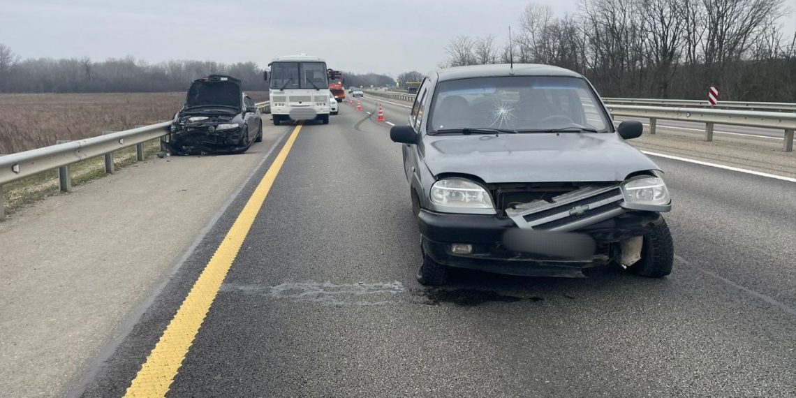 В ДТП с двумя авто и автобусом на Кубани пострадал ребенок