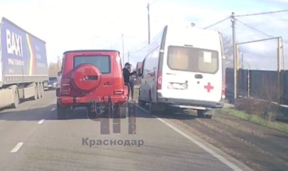 На Кубани водитель Gelandewagen напал на машину скорой