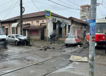 В ДТП с трамваем и двумя авто в Краснодаре пострадали четыре человека