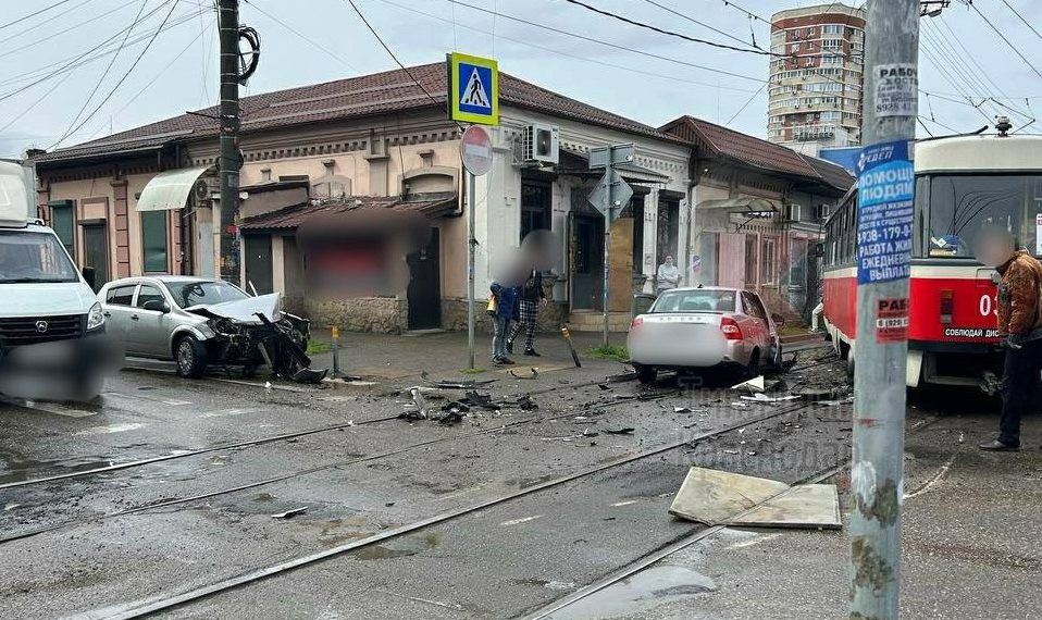 В ДТП с трамваем и двумя авто в Краснодаре пострадали четыре человека