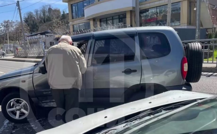 В ДТП с «Нивой» в Сочи пострадал водитель Mitsubishi