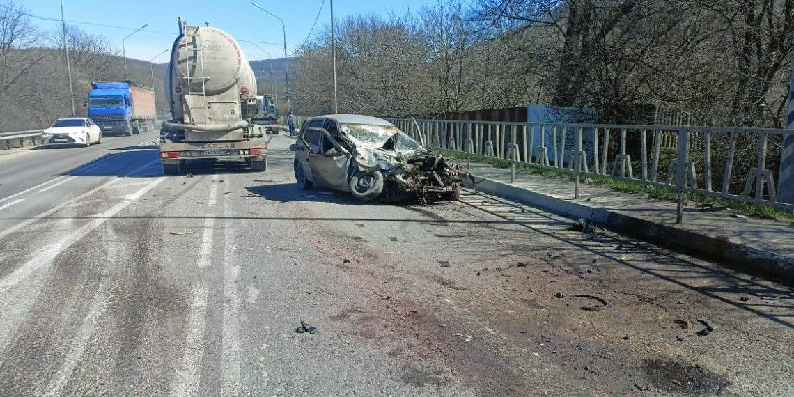 В ДТП с тремя грузовиками в Новороссийске погиб водитель «Лады»